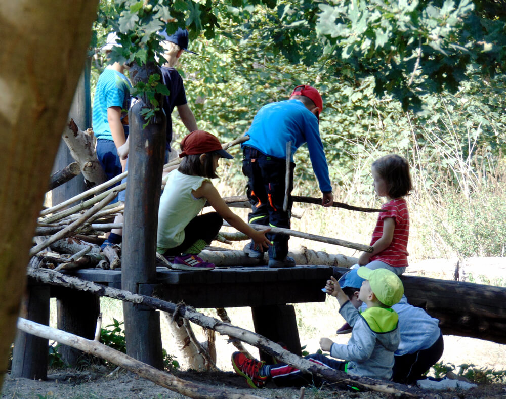 Kinder bauen mit Holz