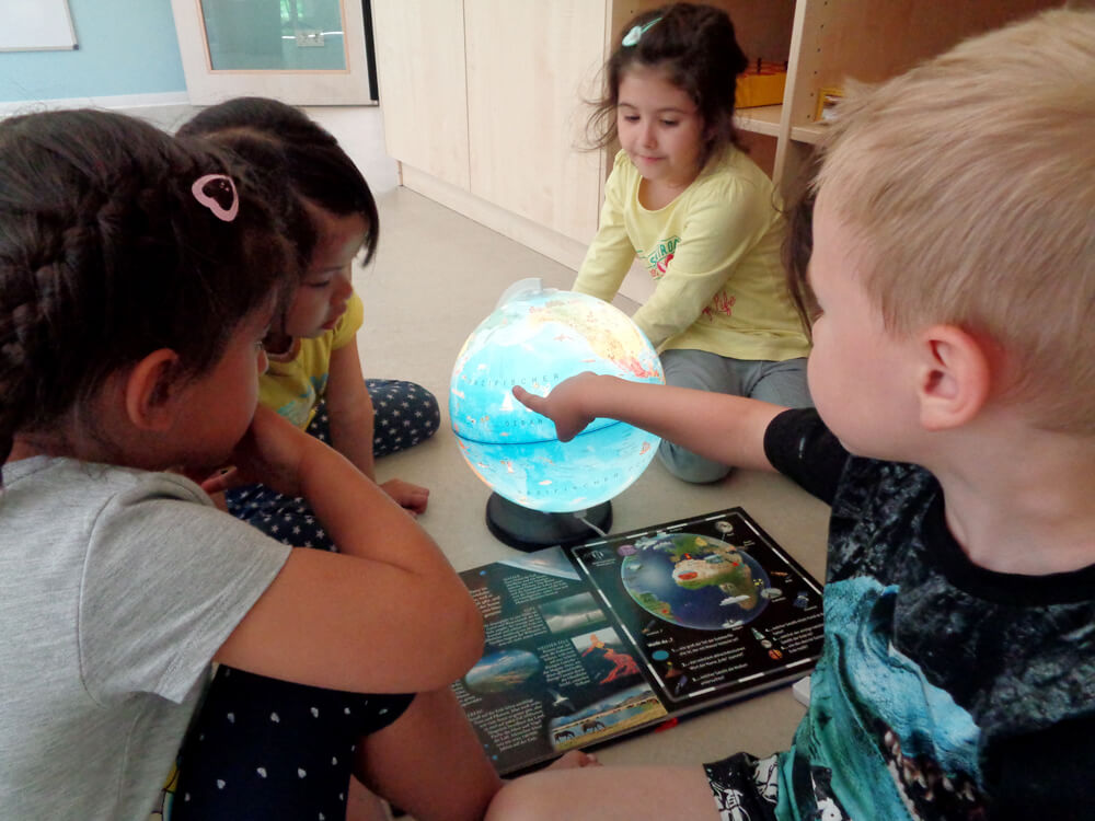Kinder mit Globus