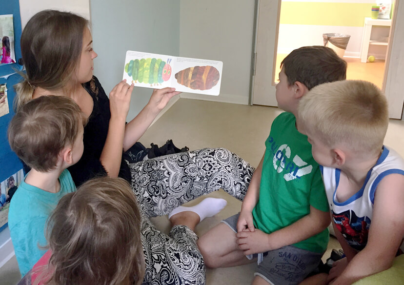 Kinder mit Bilderbuch